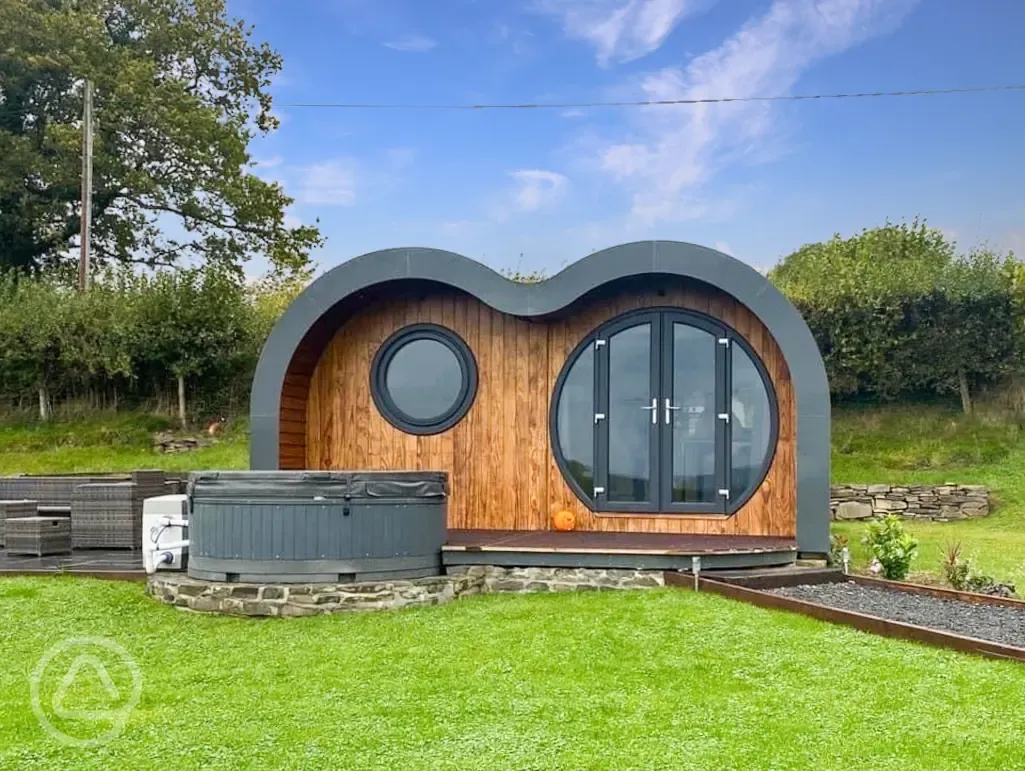 Wye glamping pod outdoor area and hot tub