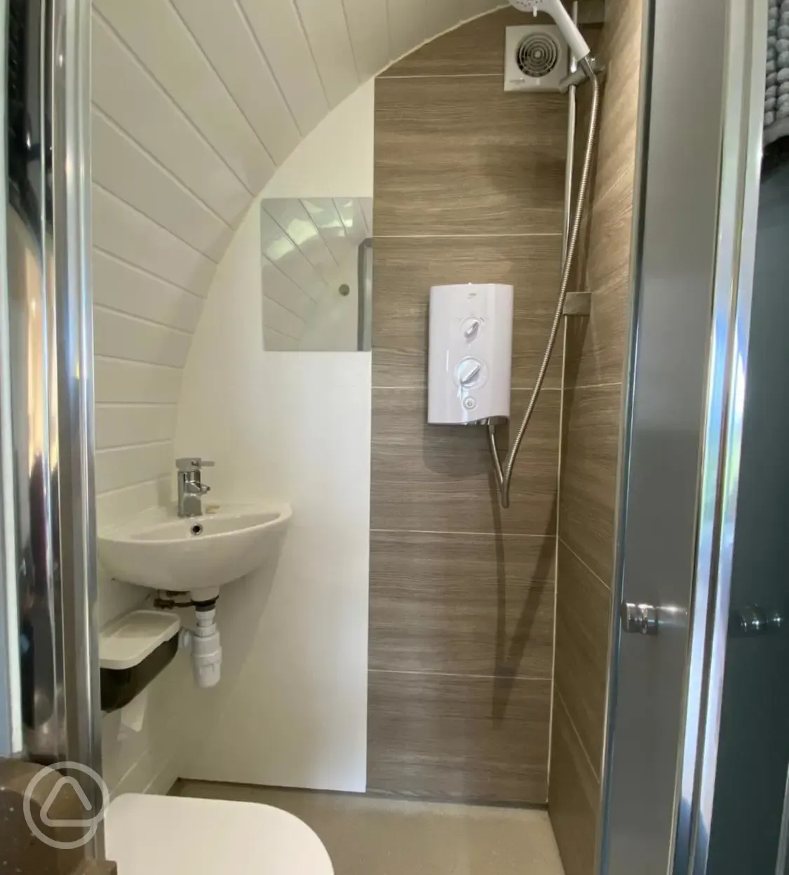 Chwefru and Irfon glamping pod ensuite