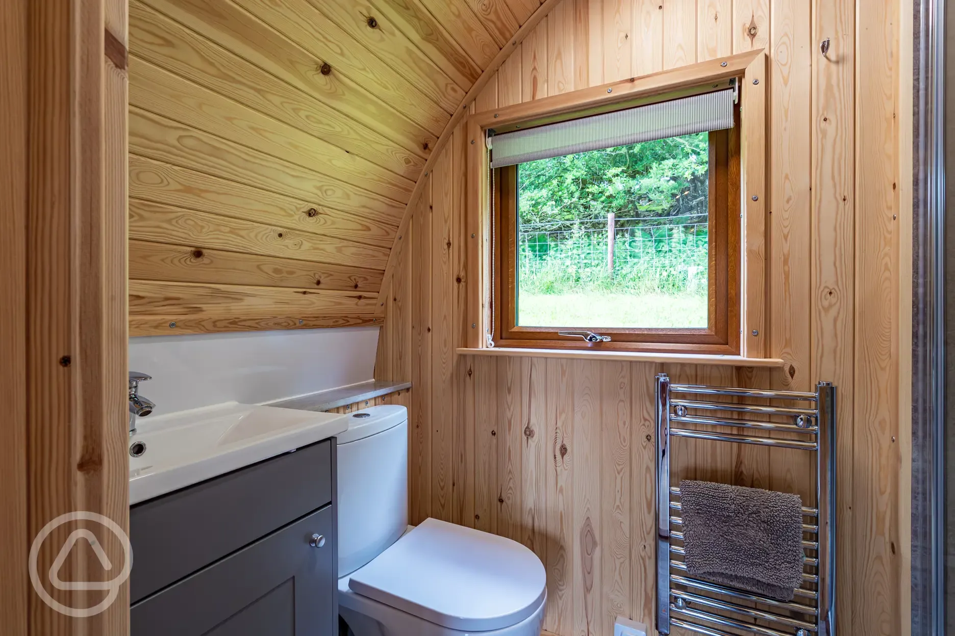 Camping pod with bunk beds ensuite