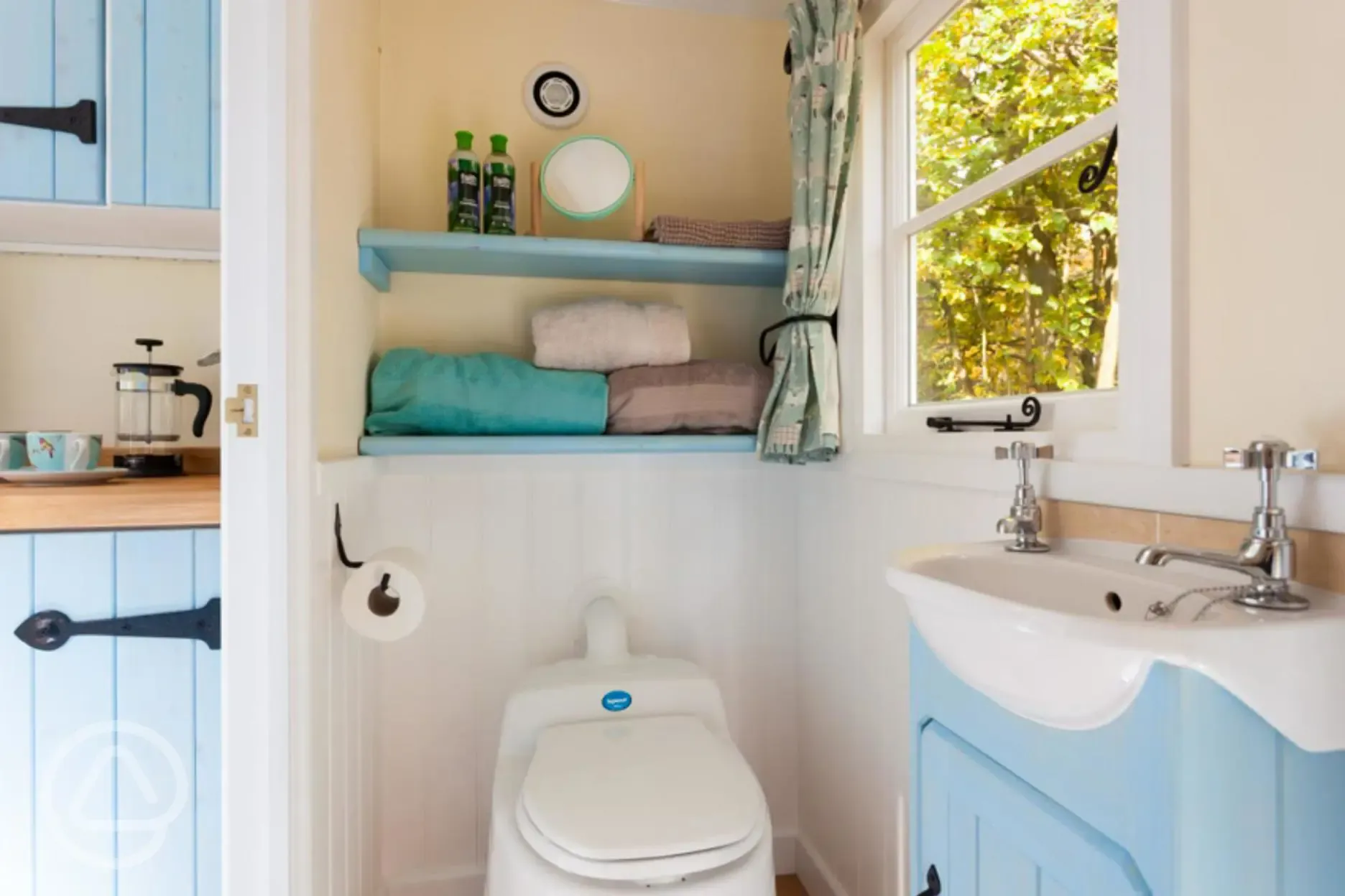 Woodland ensuite shepherd's hut bathroom