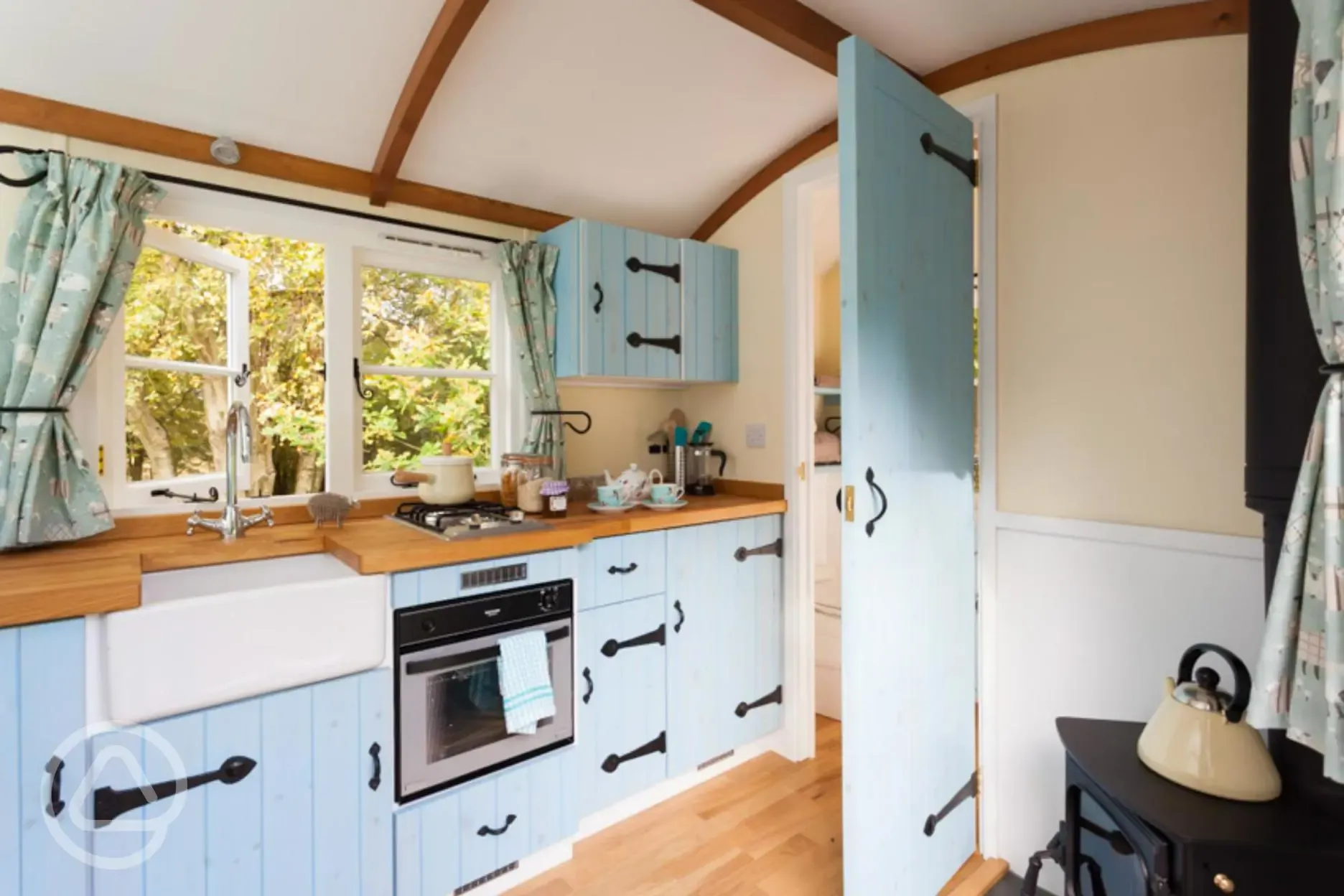 Woodland ensuite shepherd's hut kitchen