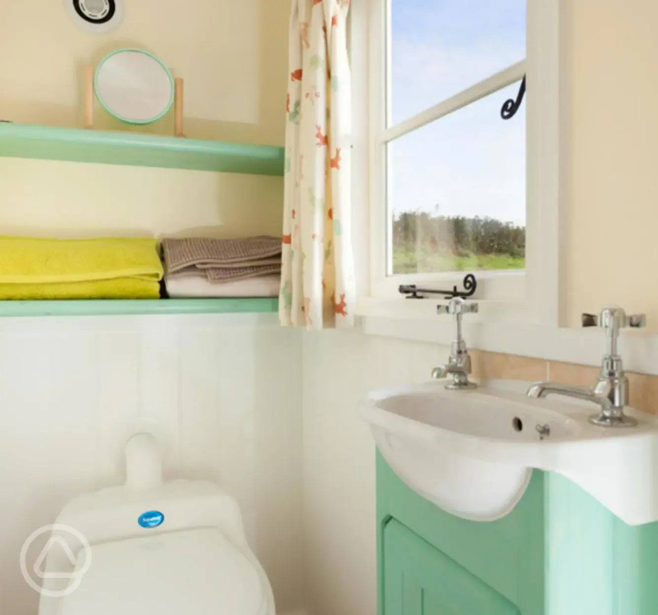 Valley ensuite shepherd's hut bathroom