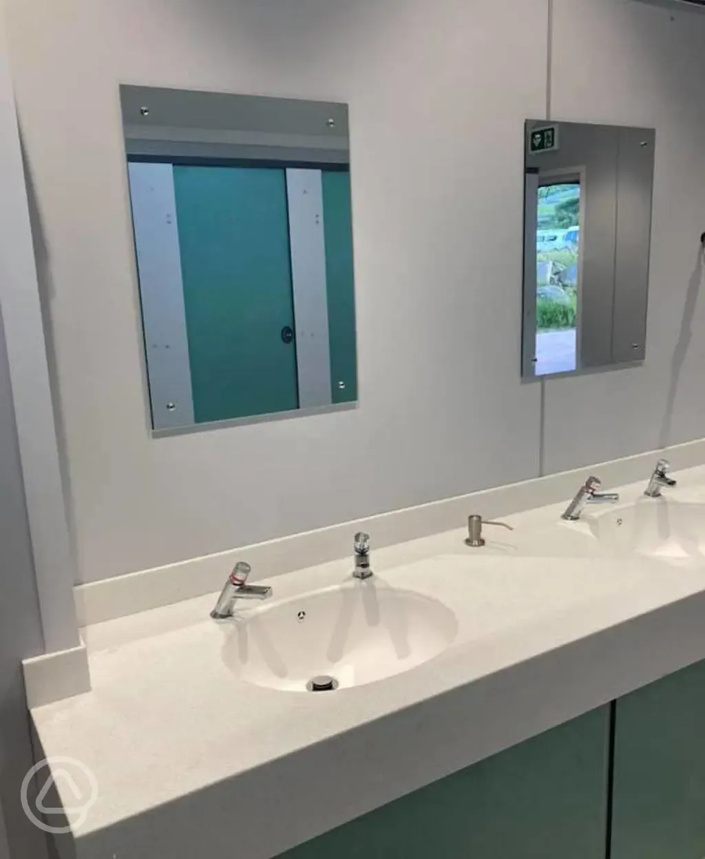 Heated toilet block with mirrors and handwashing sinks