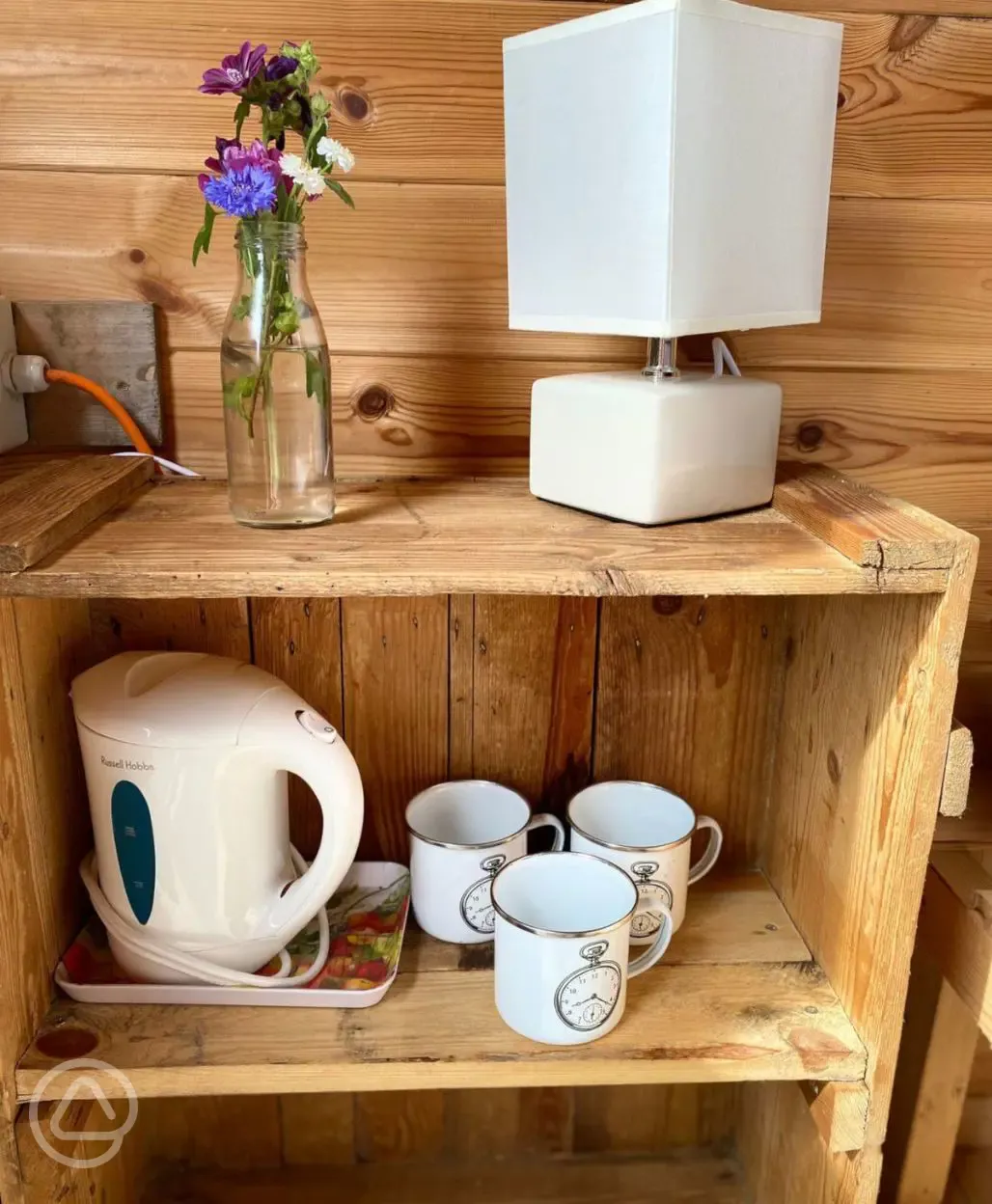 Tea making facilities in the log pod