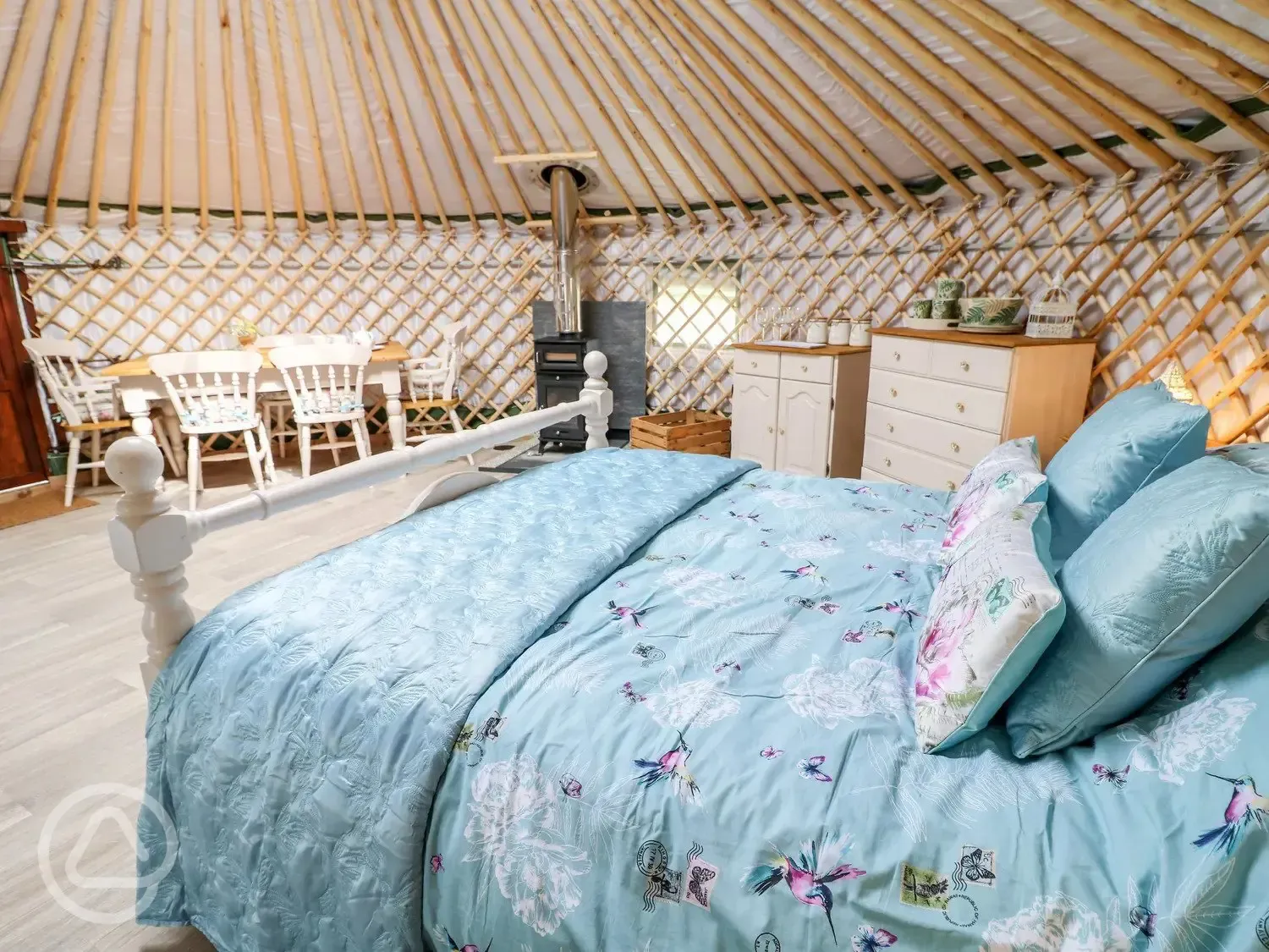 Mighty Oak yurt with hot tub - interior