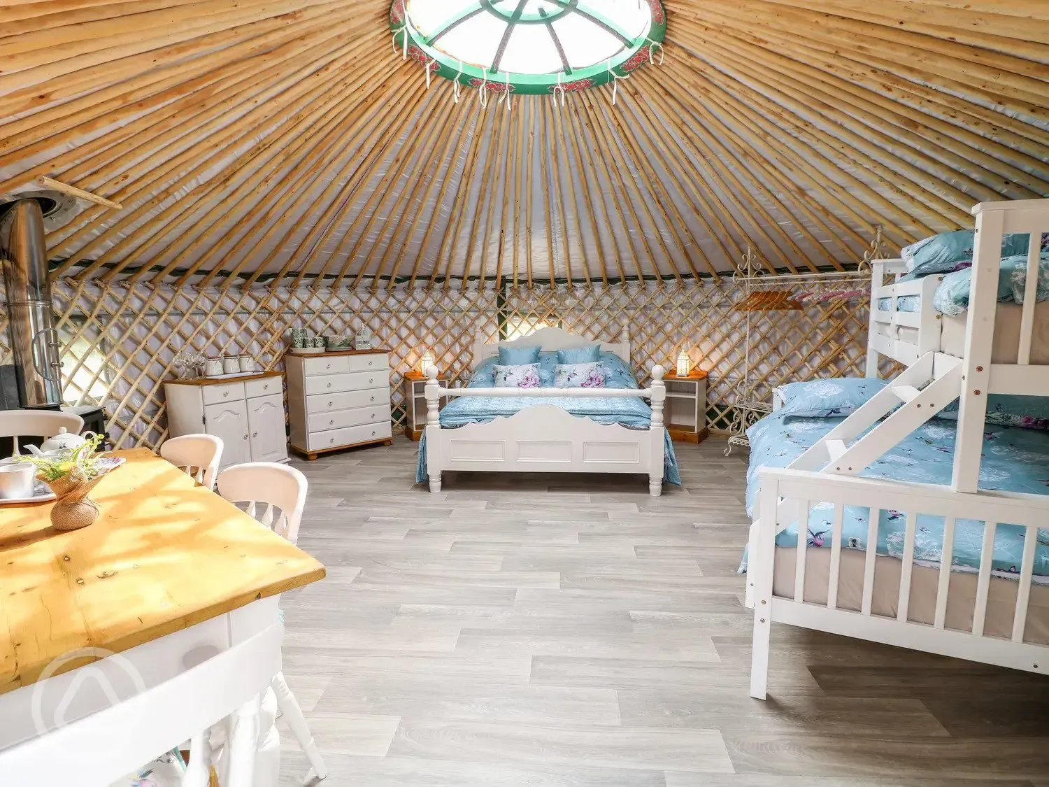 Mighty Oak yurt with hot tub - interior