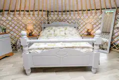 Silver Birch yurt with hot tub - king size bed