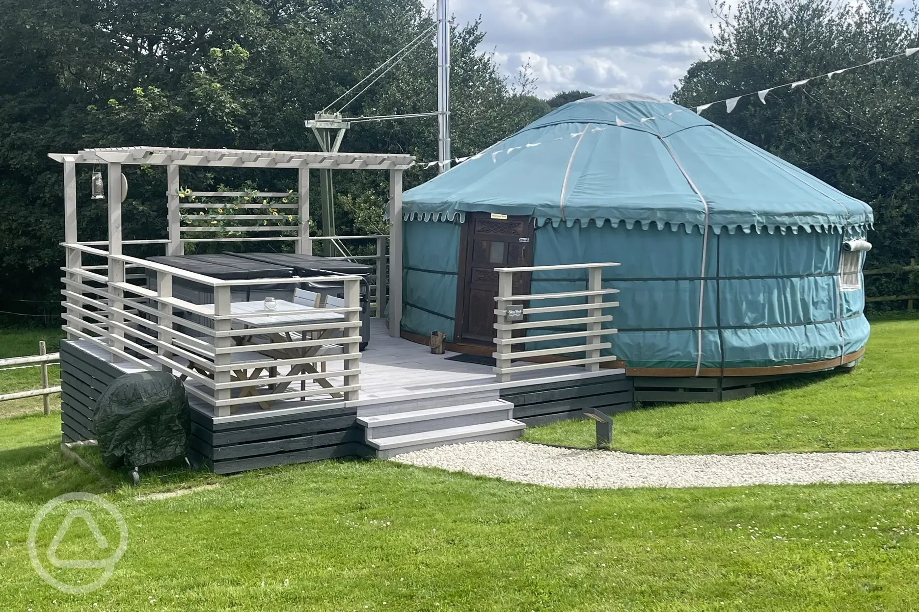 Silver Birch yurt with hot tub