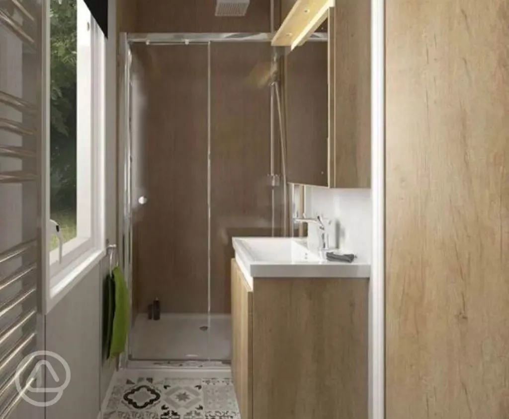 Glamping lodge ensuite shower