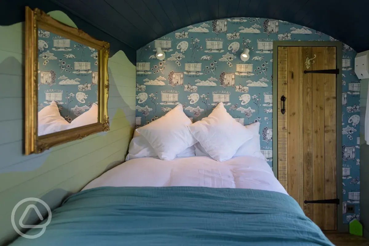 Angharad ensuite poacher's hut double bed