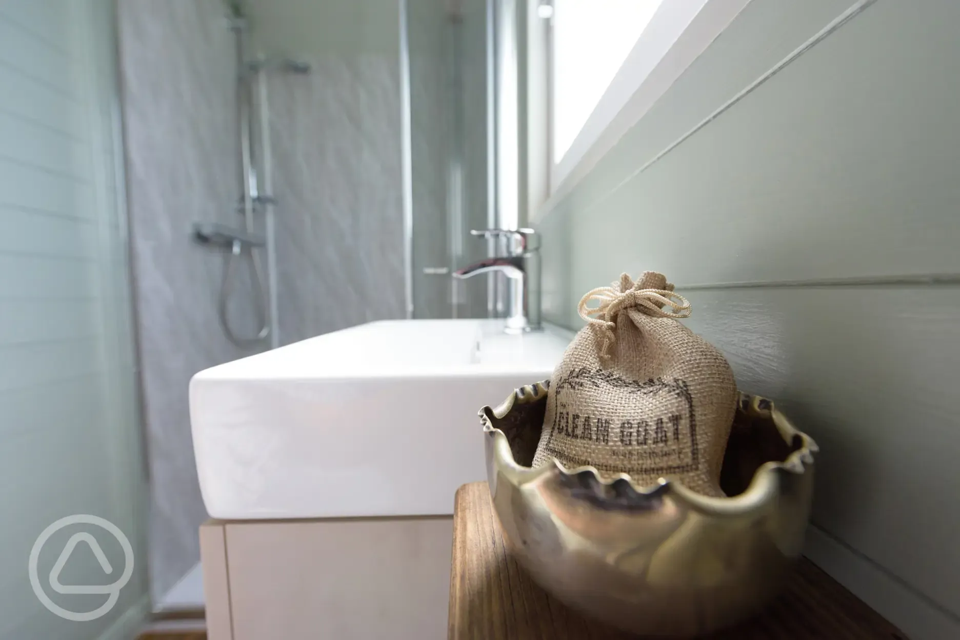 Joan ensuite shepherd's hut bathroom