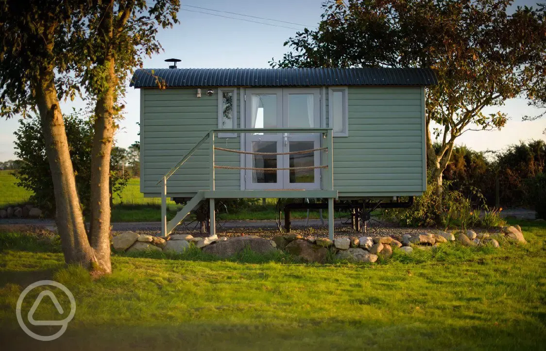 Susanna ensuite poacher's hut