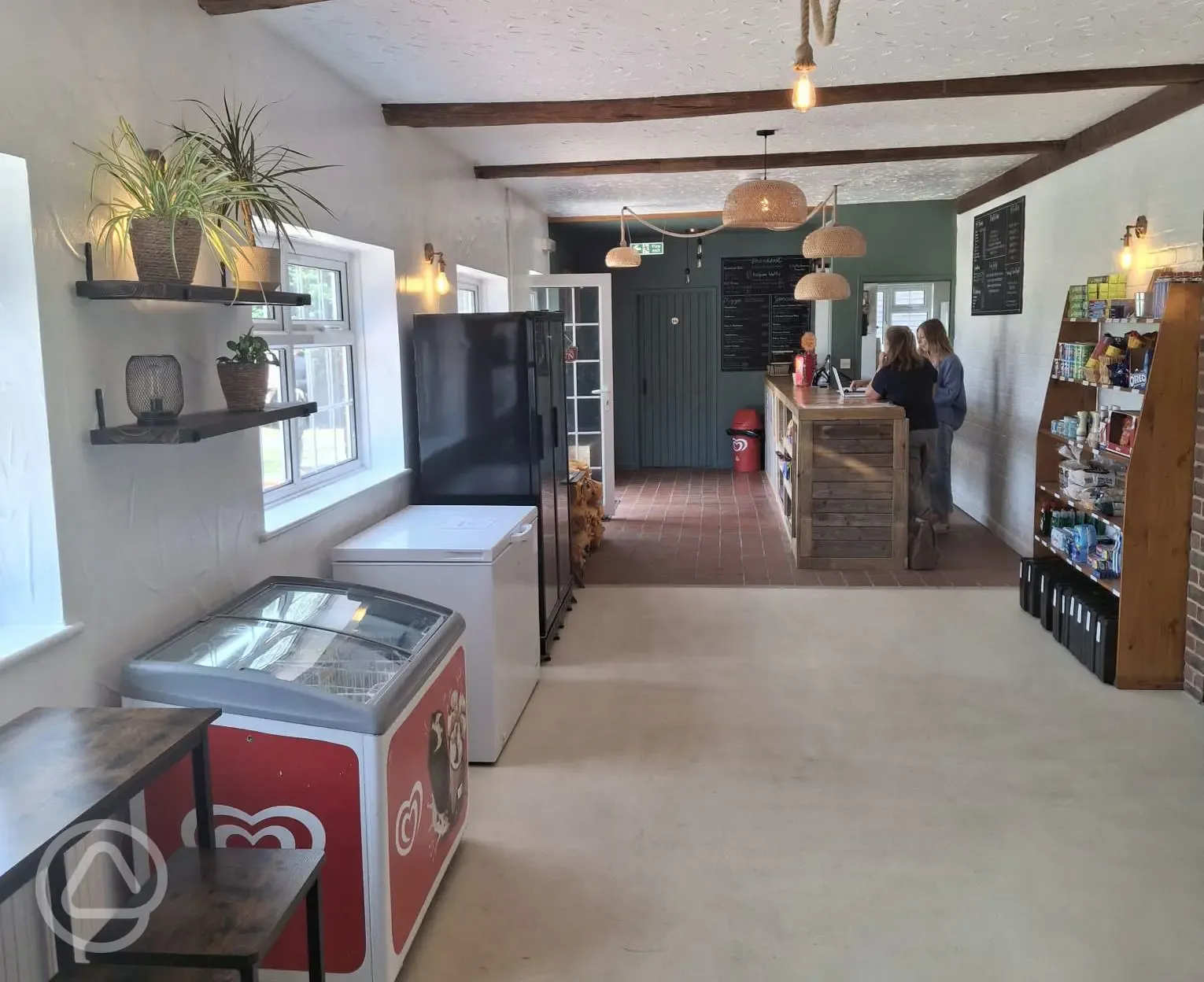Shop, pizzeria and bar