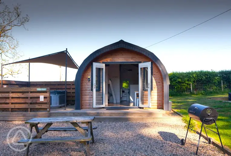 The Roost glamping pod with a picnic bench, hot tub and BBQ