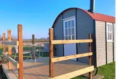 Dragonfly shepherd's hut with decking and outdoor seating (dog friendly)