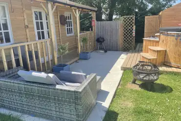 Winnie cabin with private patio and optional wood-fired hot tub (dog friendly)