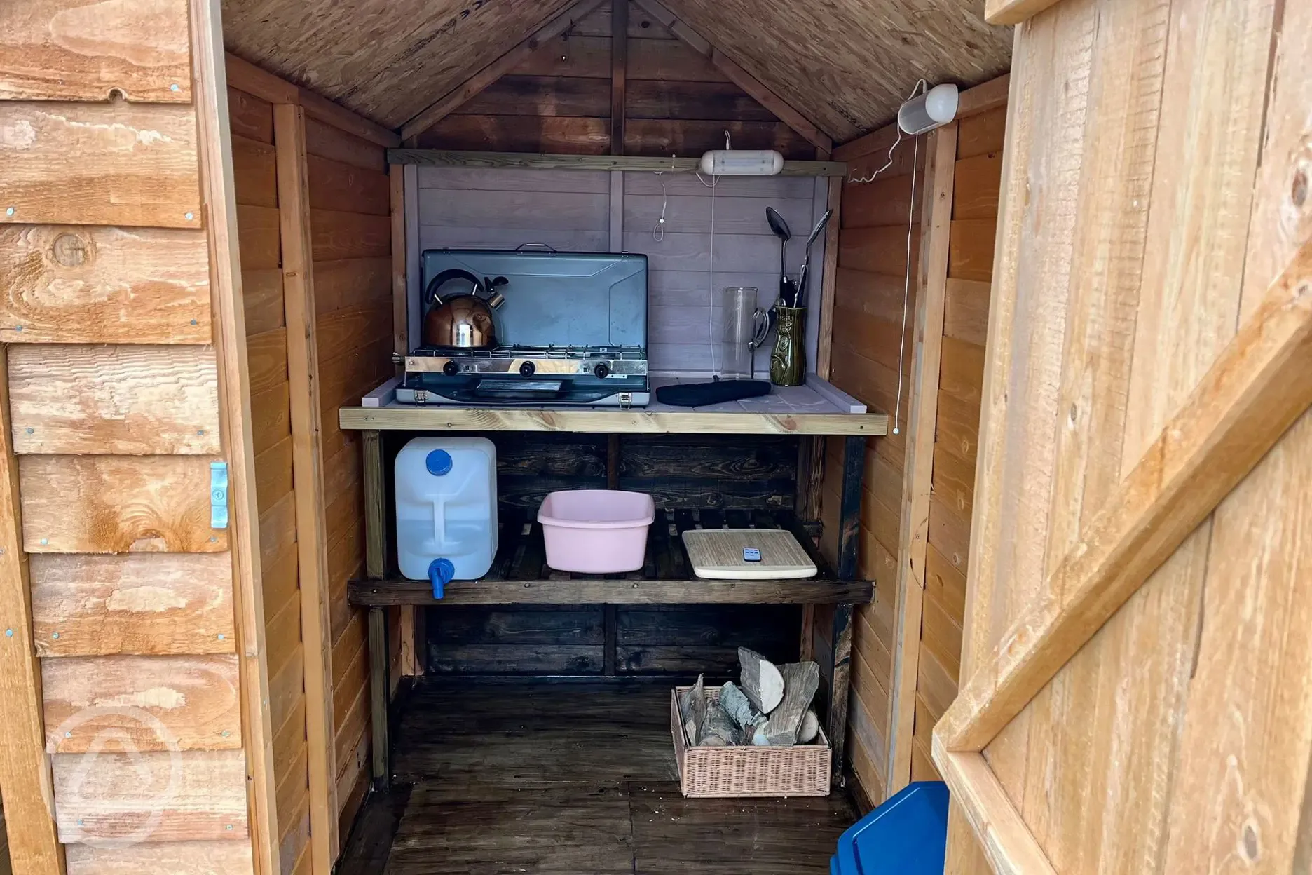 Exterior kitchenette for Winnie cabin