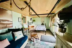 Old stables glamping cabin king sized bed and day bed (bedding included)