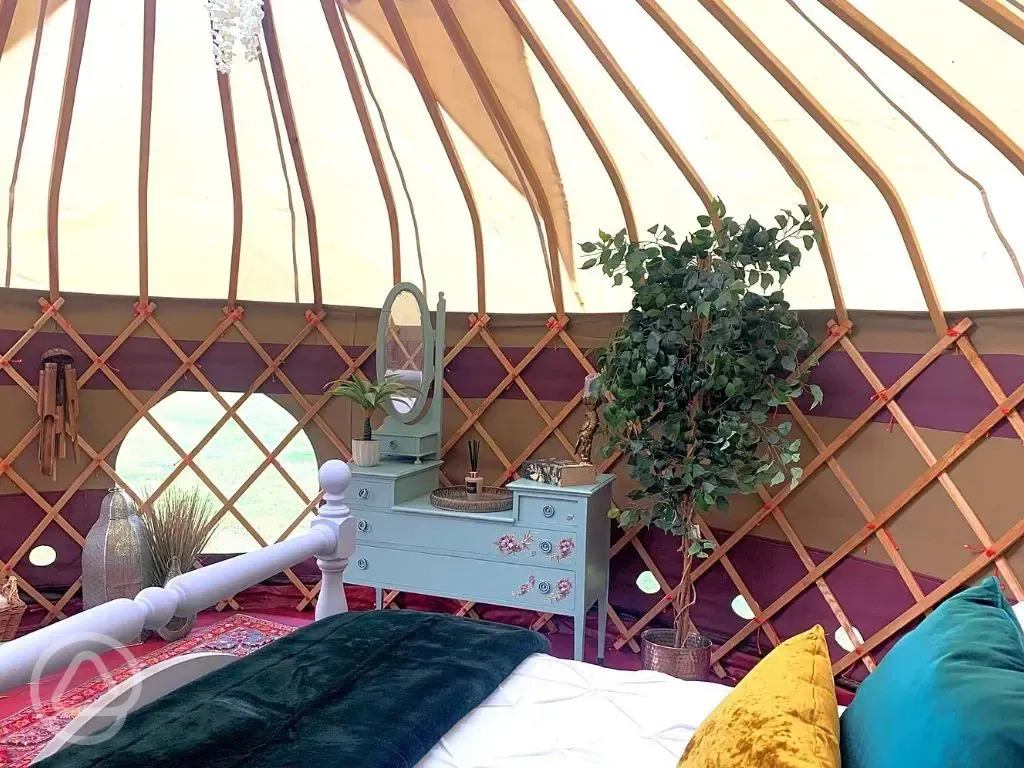 Tiddywinkle yurt interior 