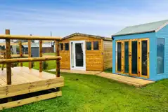 Poppy cabin with separate kitchen and private raised deck (dog friendly)