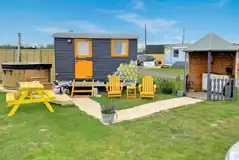 Bumble shepherd's hut with an optional wood-fired hot tub at Westerby Farm 