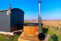 Bumble shepherd's hut with an optional wood-fired hot tub