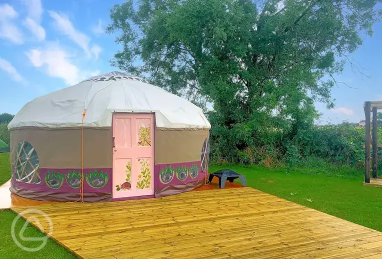 Tiddywinkle yurt with decking (dog friendly)