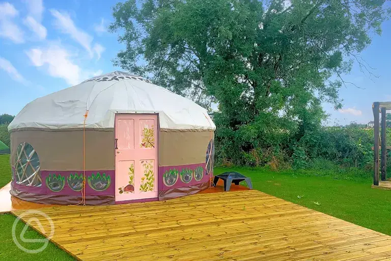 Tiddywinkle yurt with decking (dog friendly)