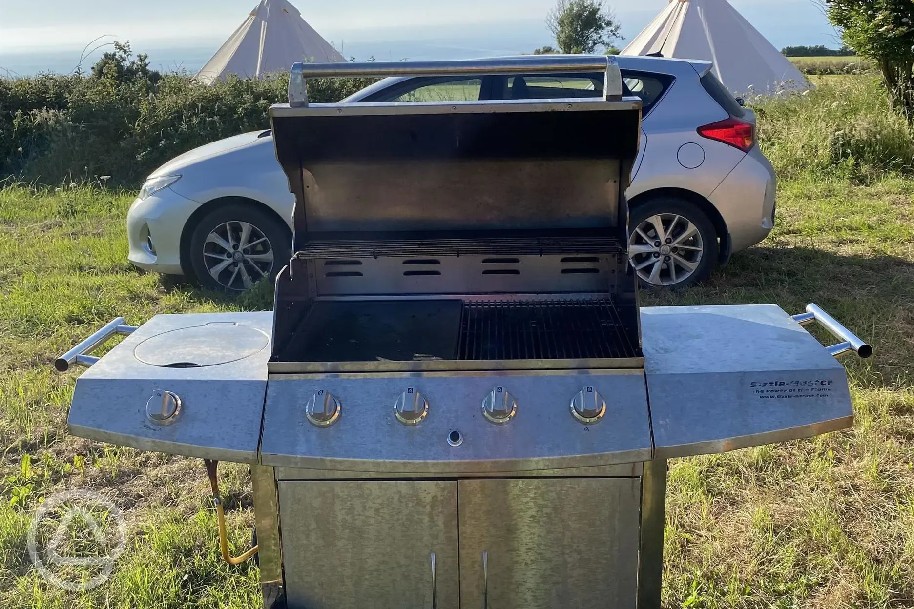Large gas barbecue, breakfast sharing