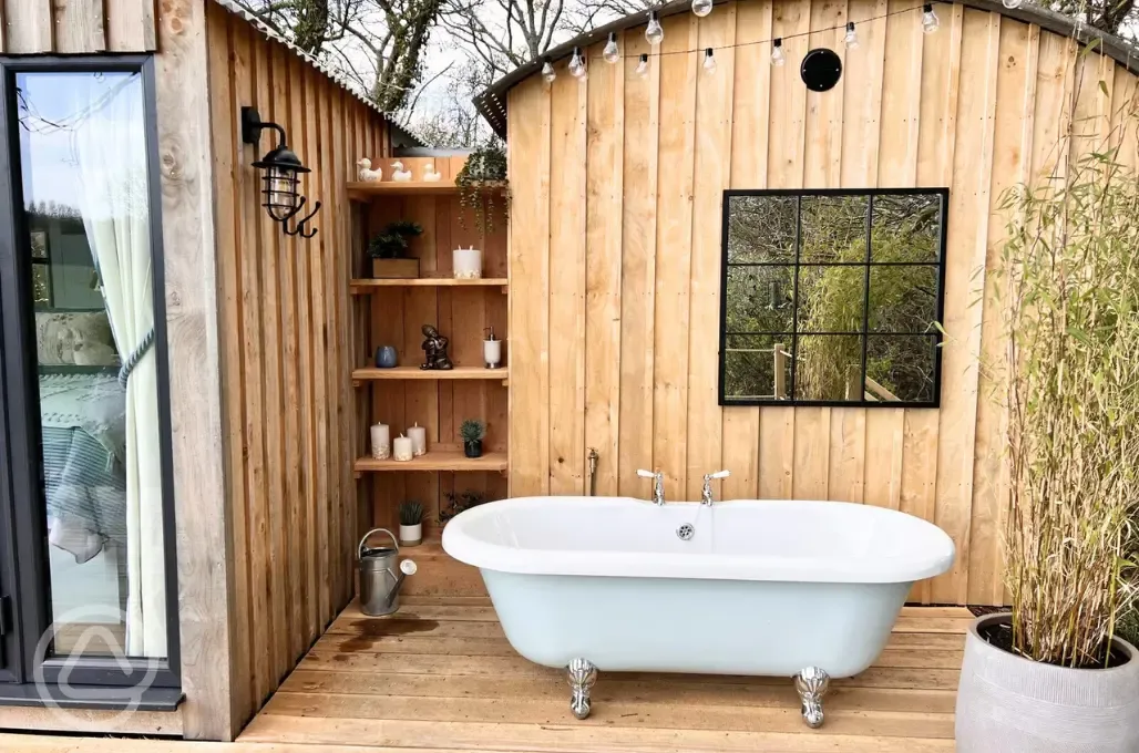 Sunrise shepherd's hut outdoor bath