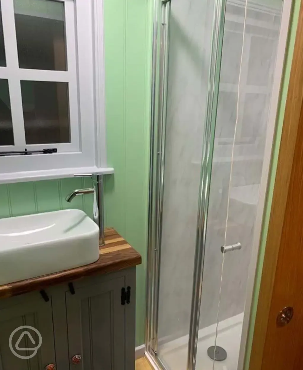 Shepherd's hut ensuite bathroom