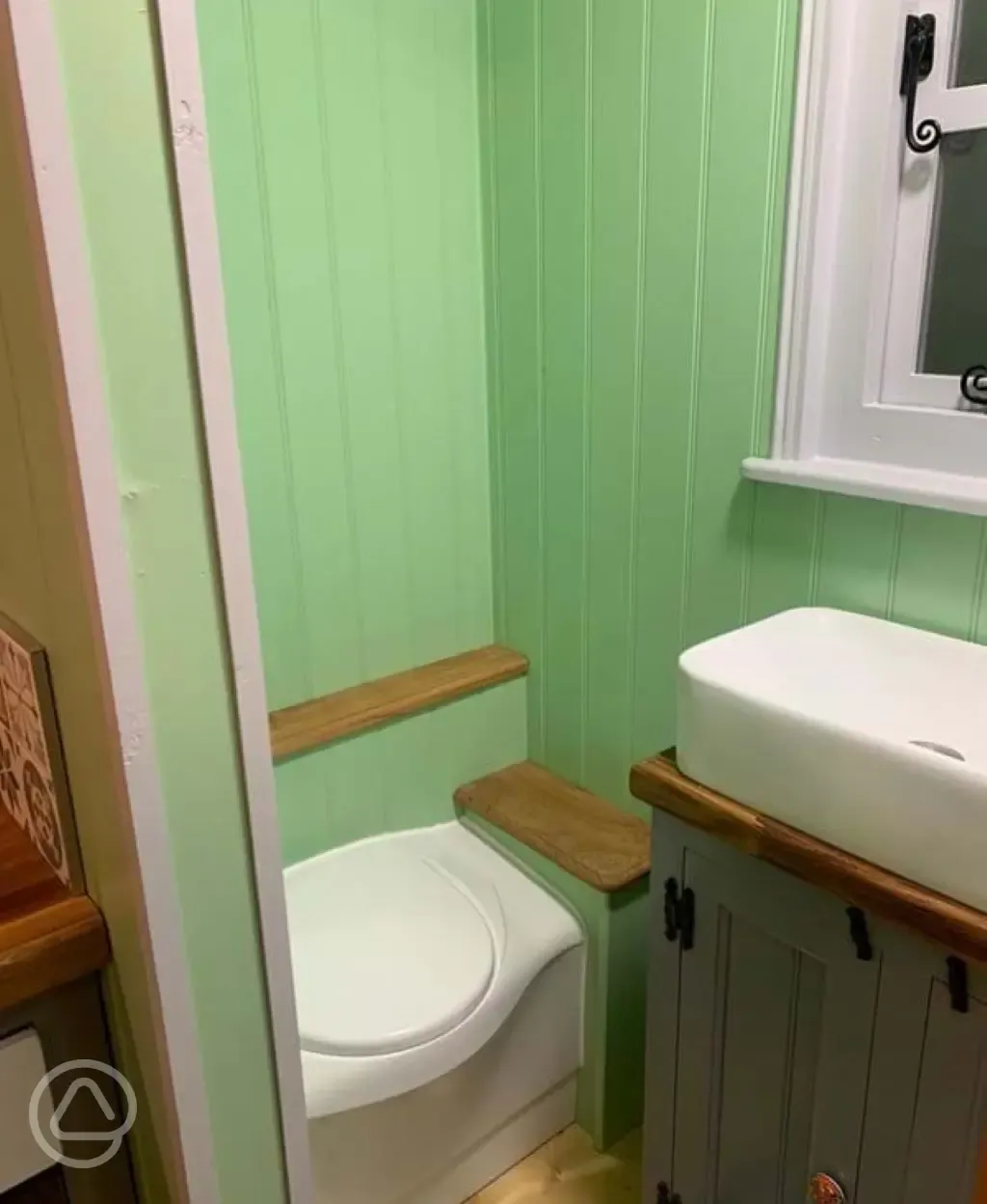 Shepherd's hut ensuite bathroom