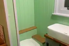 Shepherd's hut ensuite bathroom