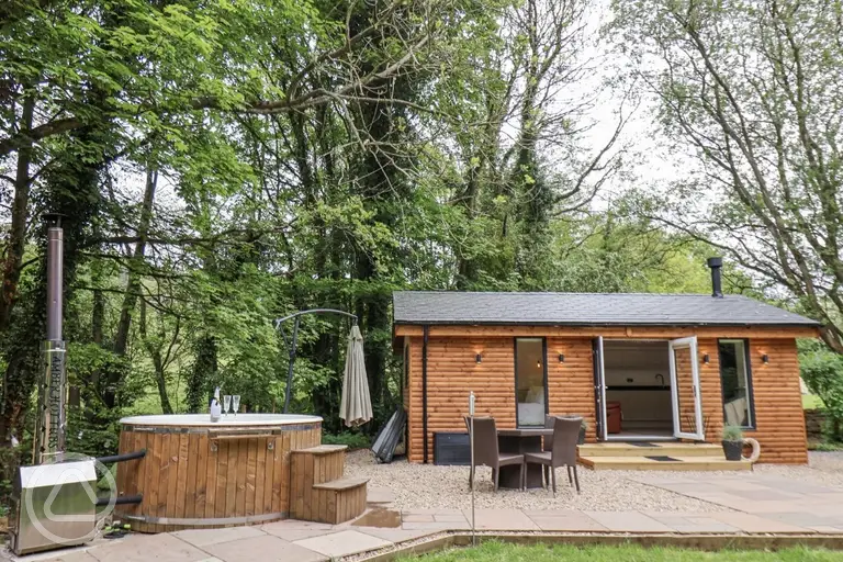 Roe Deer Cabin with hot tub