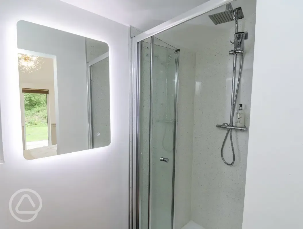 Roe Deer Cabin with hot tub ensuite