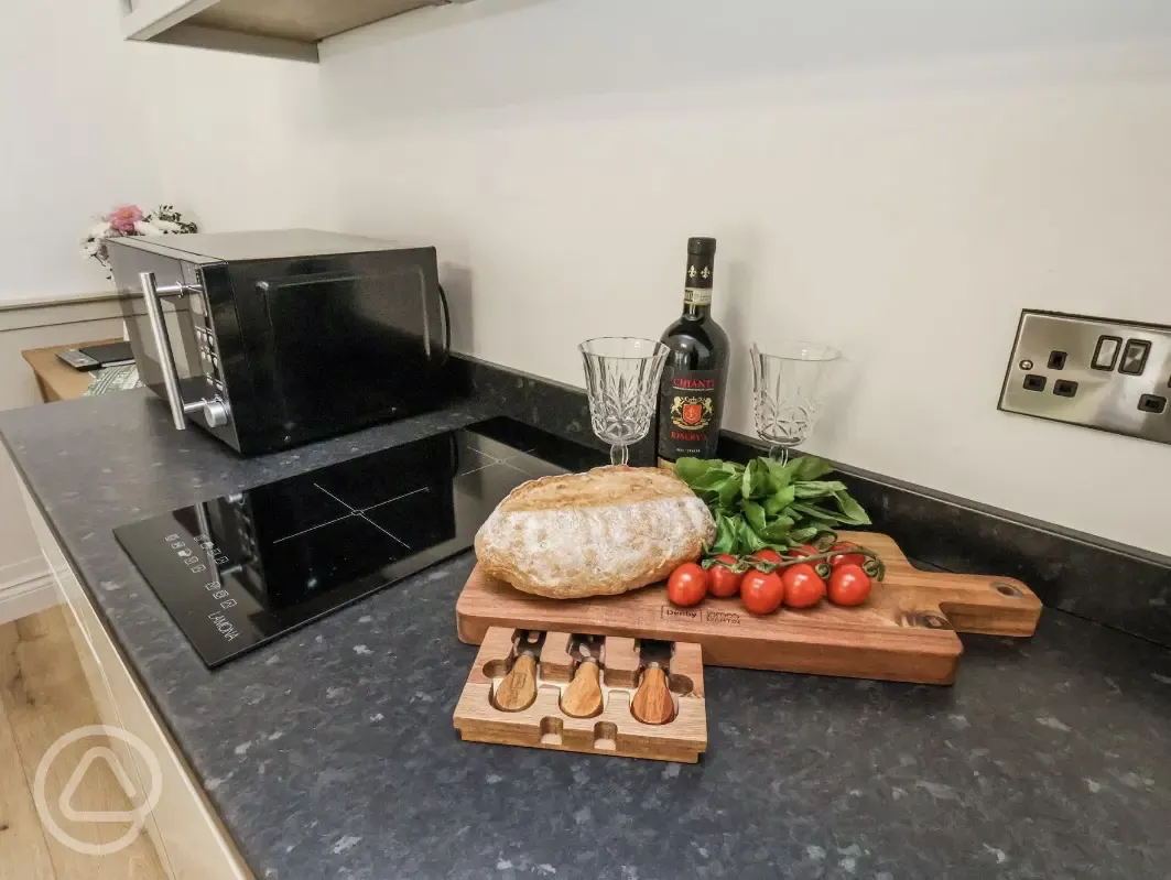 Roe Deer Cabin with hot tub kitchenette