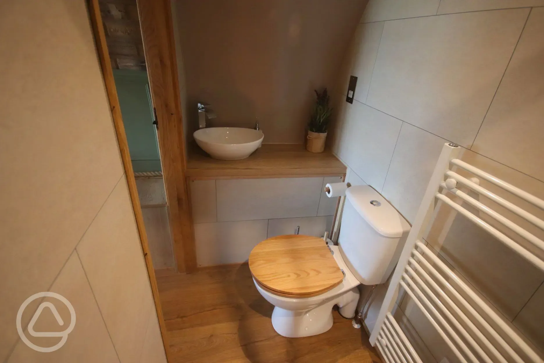 Hare's View glamping pod ensuite bathroom