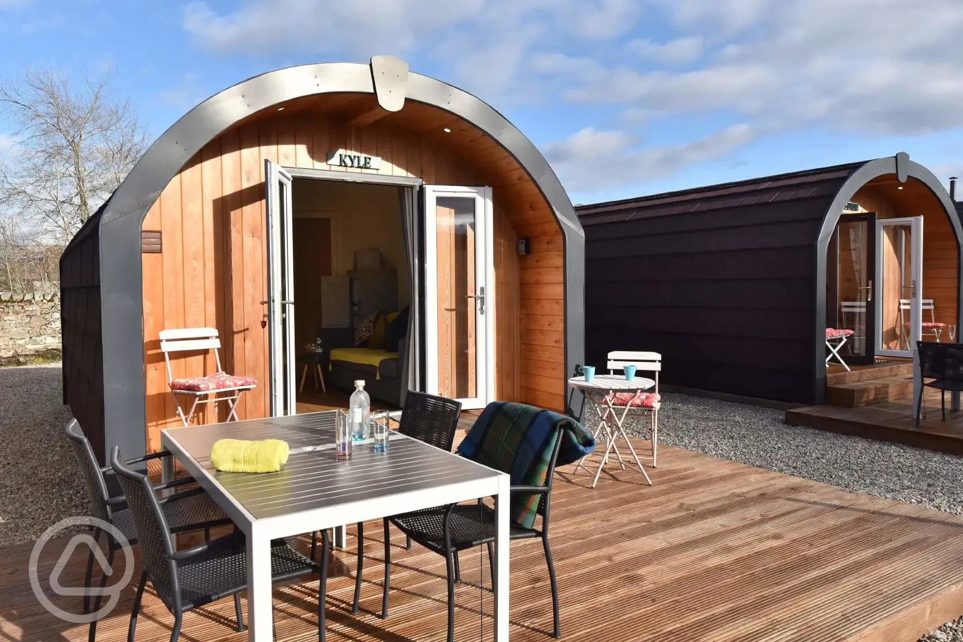 Ensuite glamping pod outdoor seating area