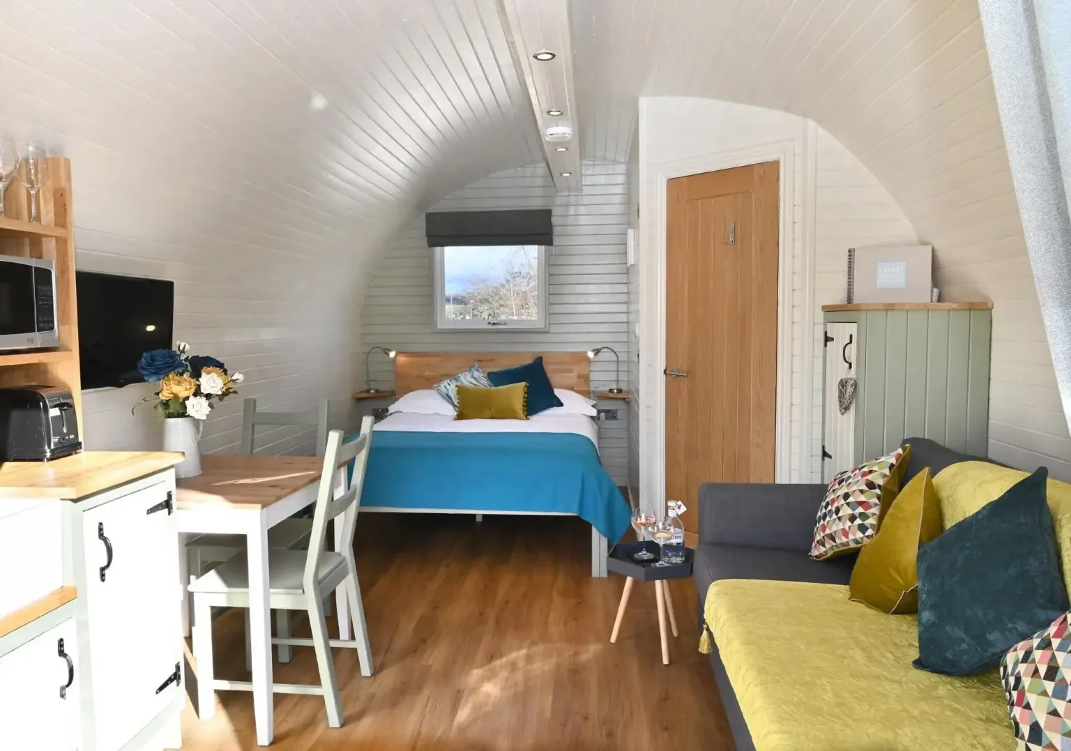 Ensuite glamping pod interior 