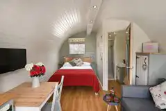 Ensuite glamping pod interior 