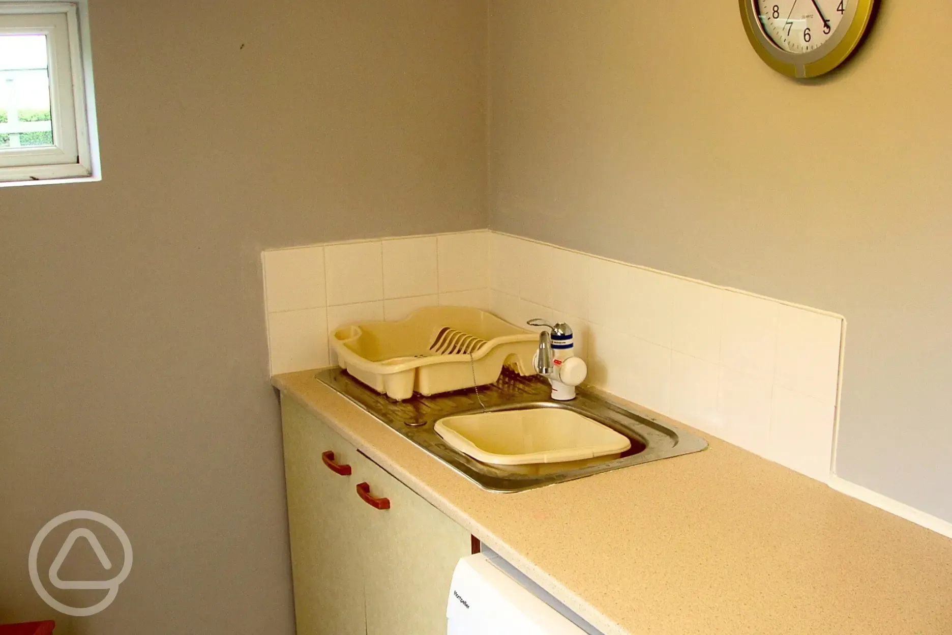 Indoor washing up area with a drying rack