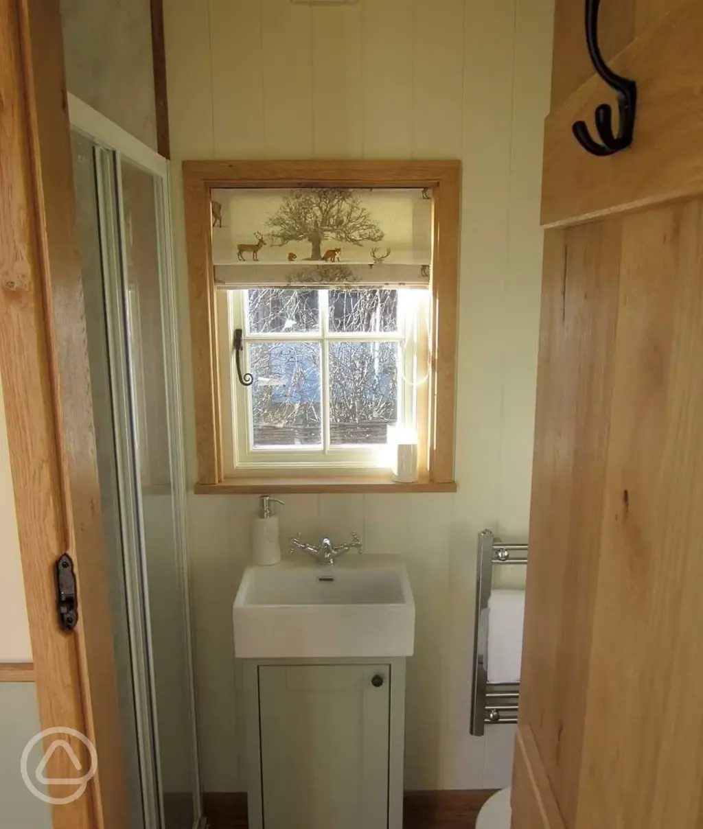 Gabriel's Rest shepherd's hut ensuite bathroom