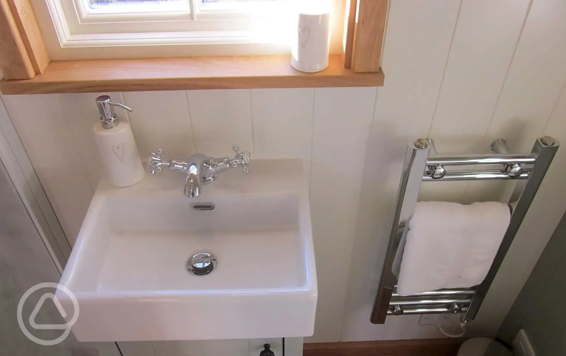 Gabriel's Rest shepherd's hut ensuite sink