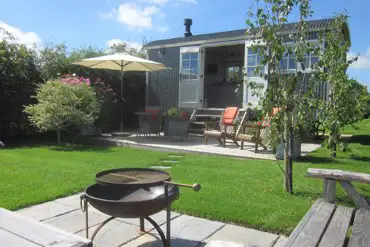 Gabriel's Rest shepherd's hut and fire pit