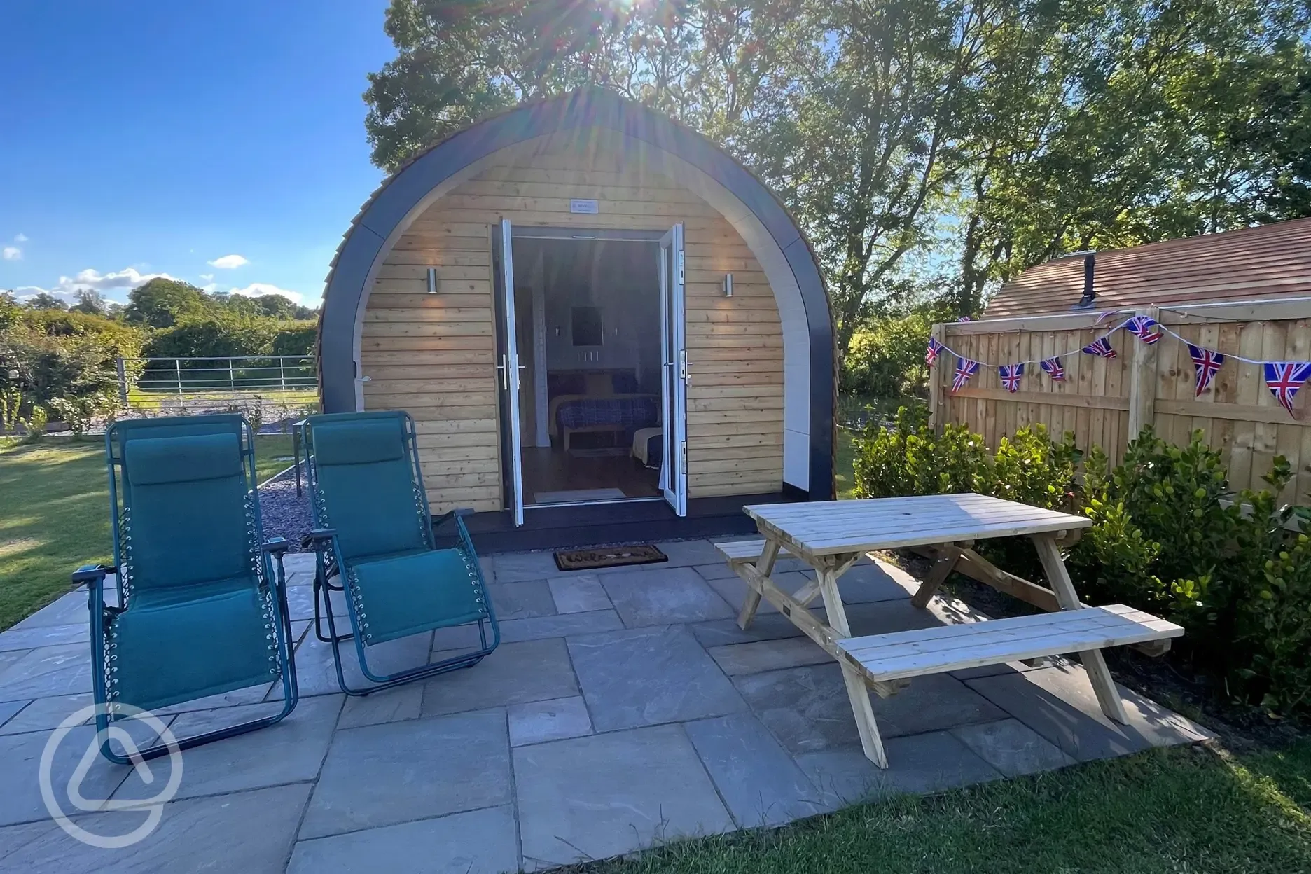 Ensuite glamping pod outdoor seating