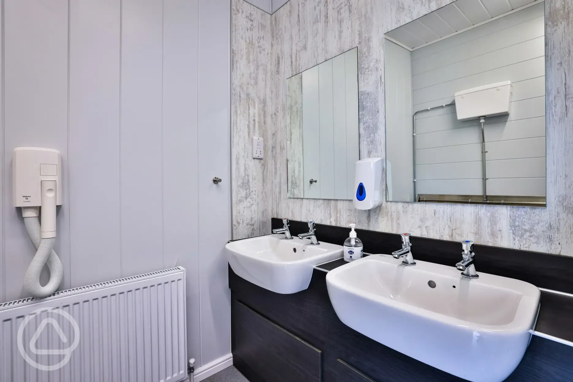 Sinks, hairdryers and mirrors