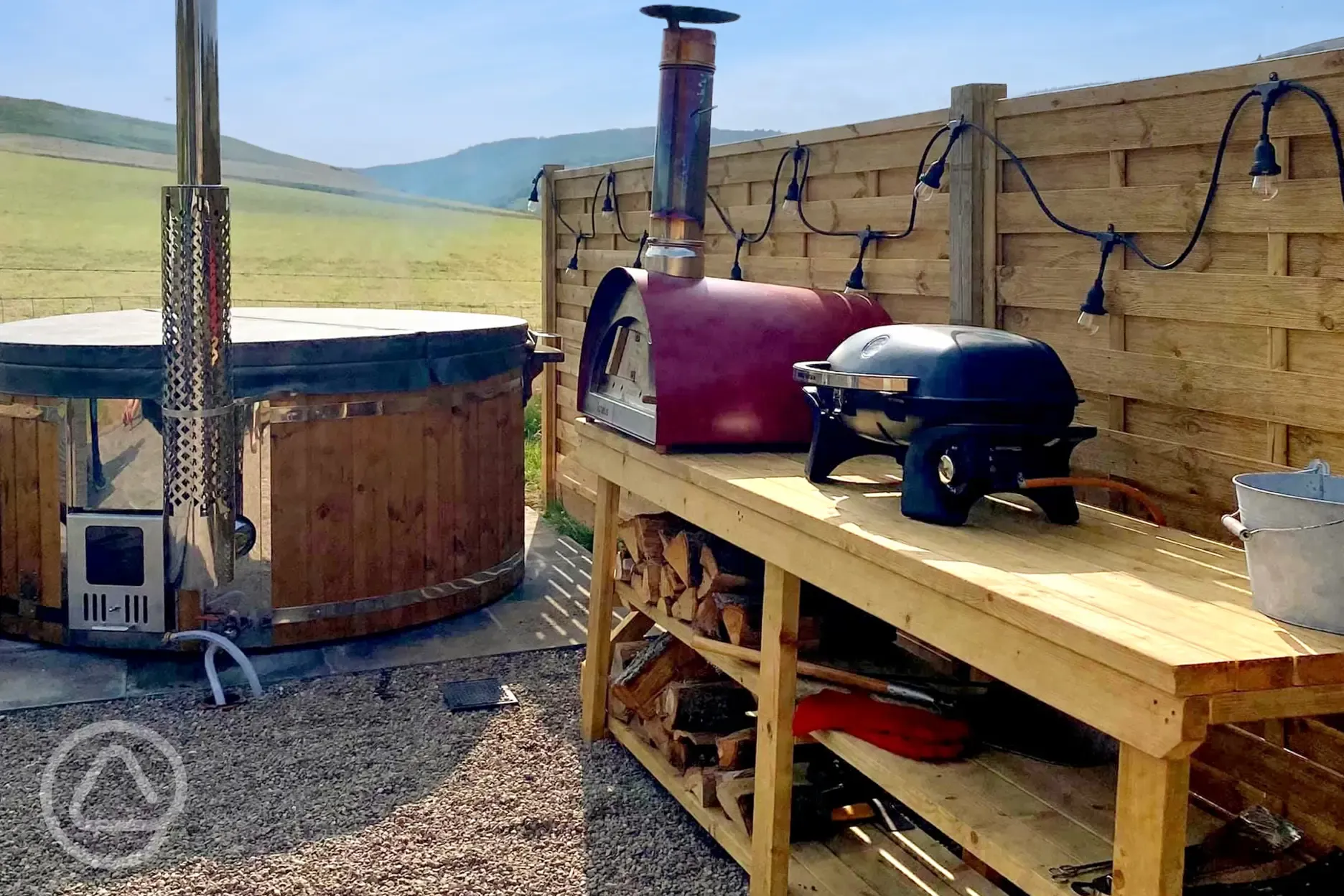 White Clover ensuite pod hot tub and pizza oven available for hire