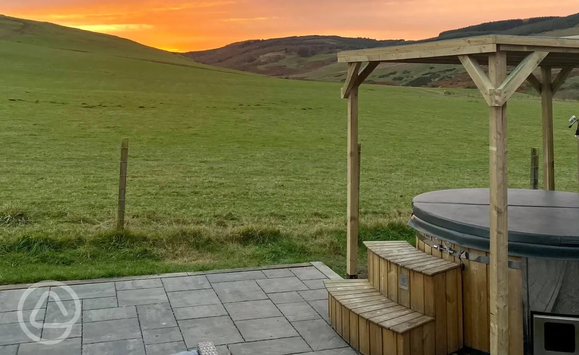 White Clover ensuite pod wood-fired hot tub overlooking sunset