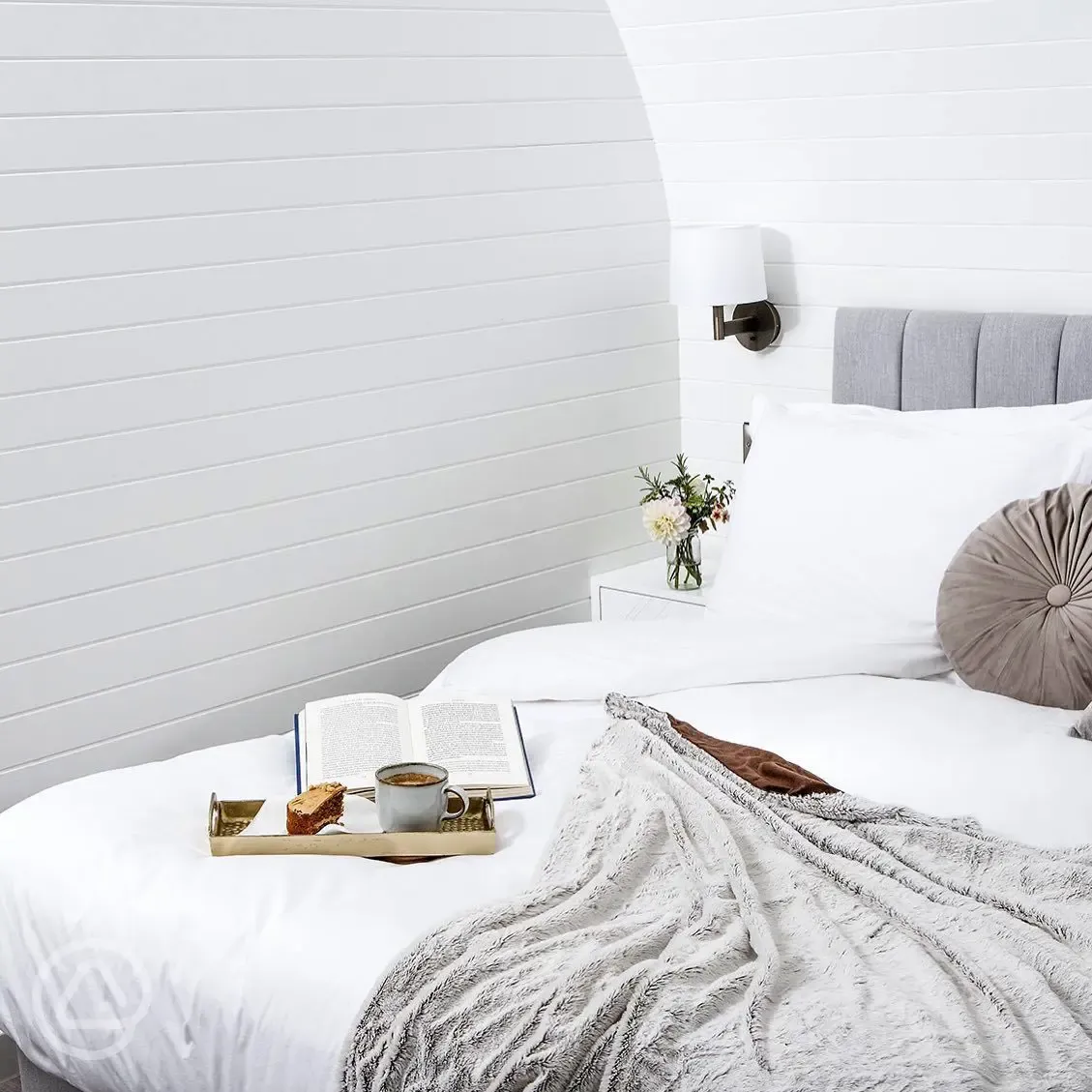 White Clover ensuite pod king sized bed (bedding provided)