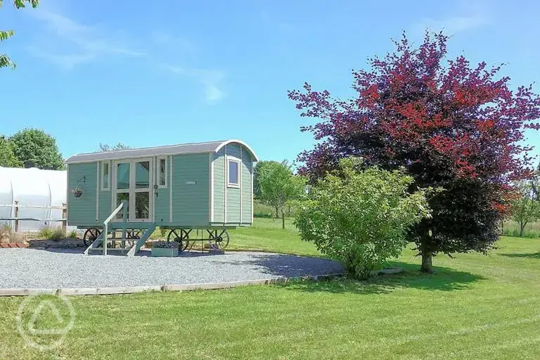 Shepherd's hut with step access and double doors
